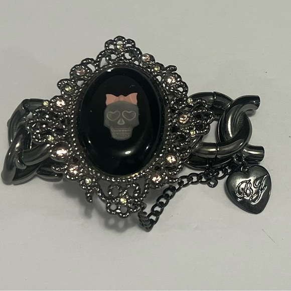 Betsey Johnson Jewelry - Betsey Johnson Gothic Skull Cameo Stretch Bracelet ✨